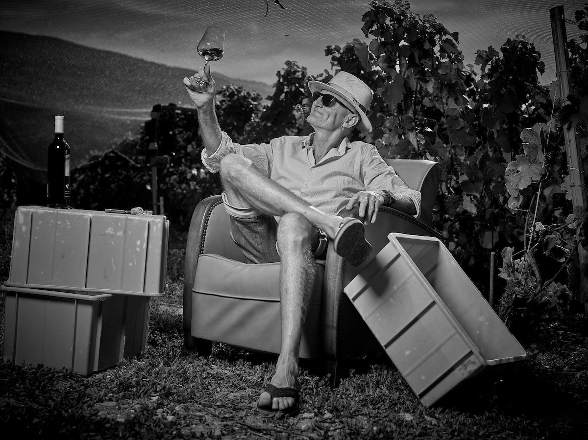 Thierry constantin en dégustation dans ses vignes