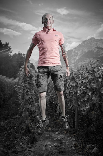 Thierry Constantin qui saute dans ses vignes en Valais