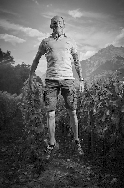 Thierry constantin en noir et blanc dans les vignes