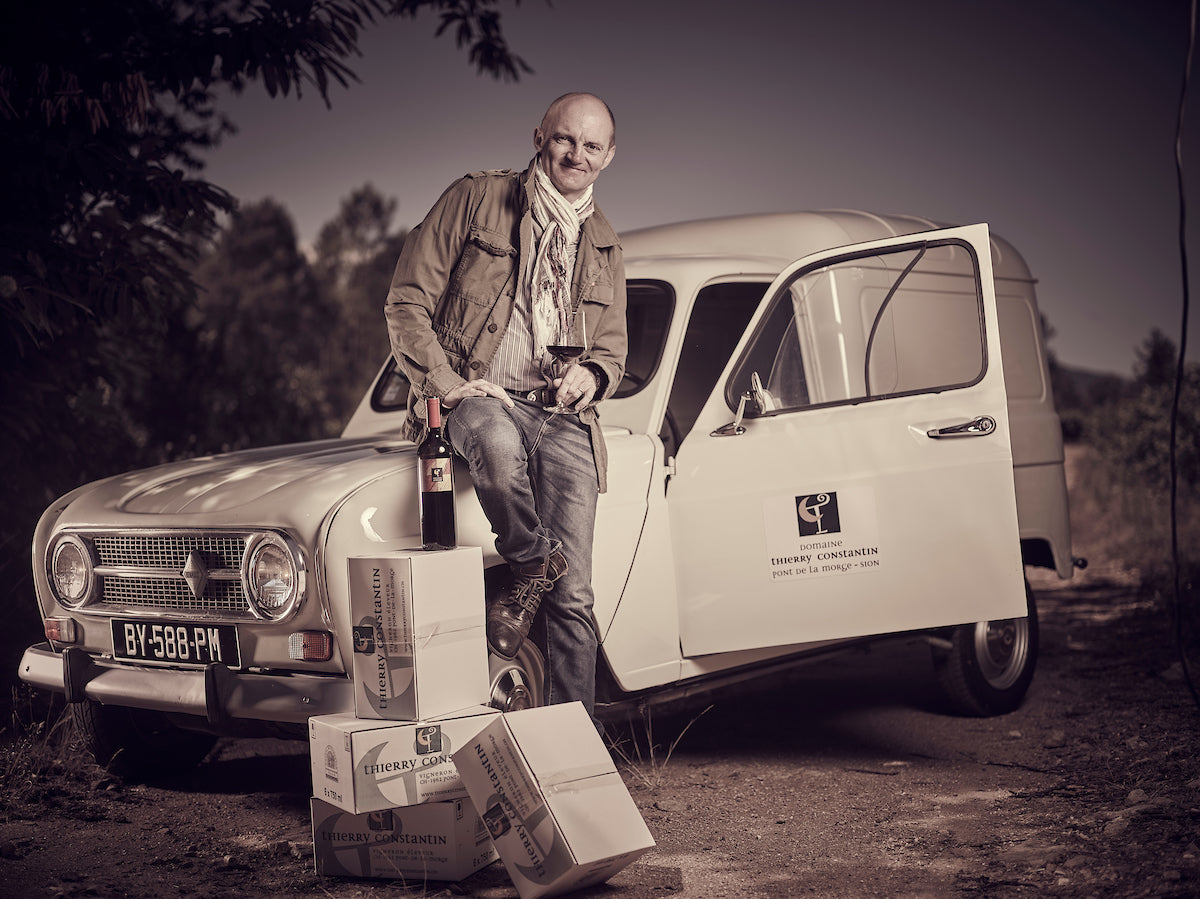 Thierry Constantin avec sa voiture de livraison