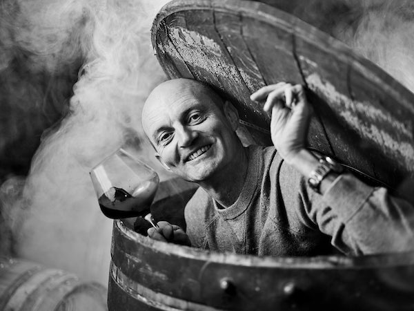 Thierry constantin qui sort d'une barrique de bois