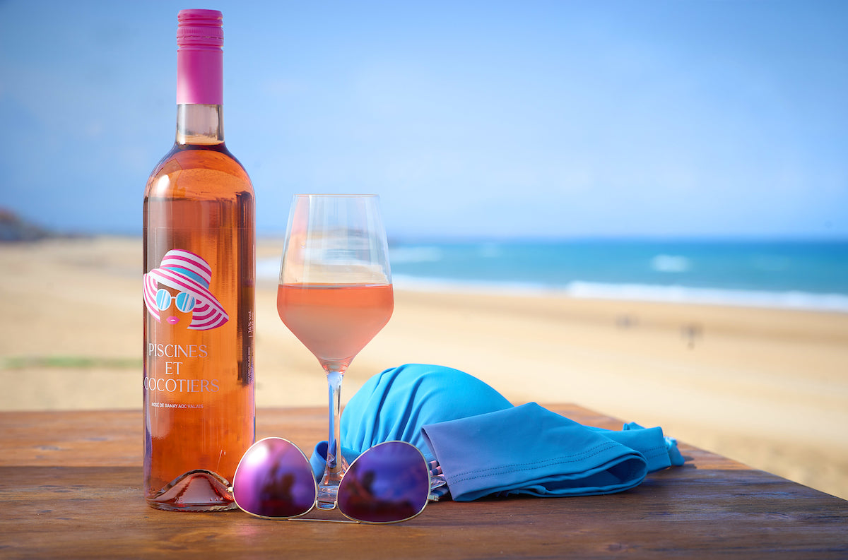 Bouteille de rosé de thierry constantin sur la plage 
